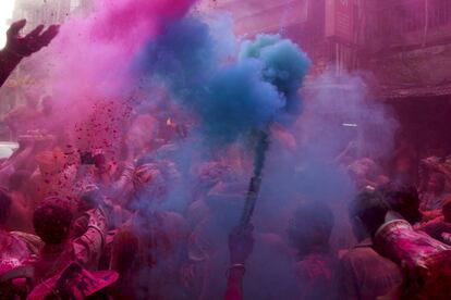 A pesar de los sucedáneos, si quieres disfrutar del auténtico Holi tendrás que viajar al Indostán. En la imagen, un indio enciende una vela de humo de color mientras una procesión del carruaje del Dios Krishna continúa por una calle que celebra Holi, el festival hindú de colores, en Calcuta (India), el 28 de febrero de 2018.