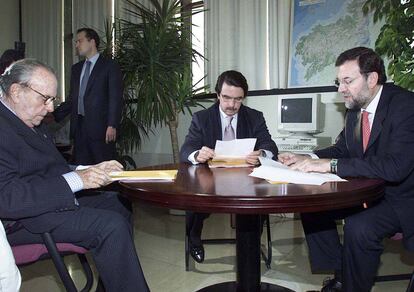 El presidente del Gobierno, José María Aznar (c), junto al Presidente de la Xunta de Galicia, Manuel Fraga (i) y al Vicepresidente Mariano Rajoy, durante su visita a la Torre de Control Marítimo de La Coruña, para explicar las medidas adoptadas para paliar los daños por el vertido del petrolero 'Prestige'.