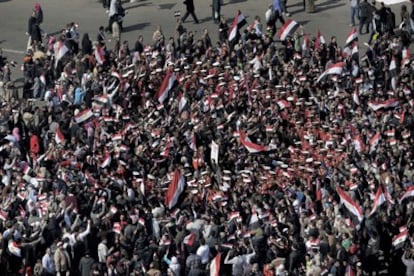 Miles de manifestantes acuden a la Marcha de la victoria de El Cairo para celebrar una semana de la salida de Mubarak