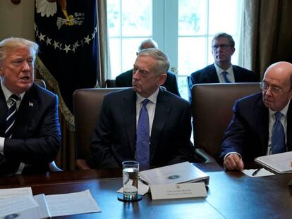 Trump, junto a su jefe de Gabinete, James Mattis, y su secretario de Comercio, Wilbur Ross.