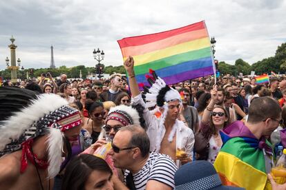 El 30 de junio, París celebra su LGBTQI + Pride con unas 50 carrozas que arrancan a desfilar desde un lugar tan simbólico como la plaza de la Concordia, frente a la Asamblea Nacional de Francia. Recorren el centro histórico de la capital francesa, pasando por delante del museo del Louvre, hasta alcanzar la plaza de la República, donde comienzan los conciertos y un gran fin de desfile alrededor de las diez de la noche. Es entonces cuando la fiesta se traslada hacia Le Marais, conocido como el barrio gay de la ciudad, con su calle más famosa, la Rue Rosiers, llena de tiendas y restaurantes. Más información: <a href="https://www.gaypride.fr/" target="_blank">gaypride.fr</a>