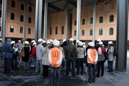 Imagen de la visita ofrecida por el Ayuntamiento de Bilbao para conocer la transformación del edificio La Alhóndiga, una de las principales inversiones municipales.