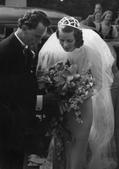 La actriz se cas&oacute; tres veces, aqu&iacute; aparece en 1937 el d&iacute;a de su primera boda con el dentista Petter Lindstr&ouml;m, con &eacute;l tuvo su primera hija. Durante este matrimonio rueda en Alemania -sabe el idioma, su madre era de origen germ&aacute;nico-. Conoce a Goebbels, que intenta convencerla para que hagas pel&iacute;culas para el III Reich.