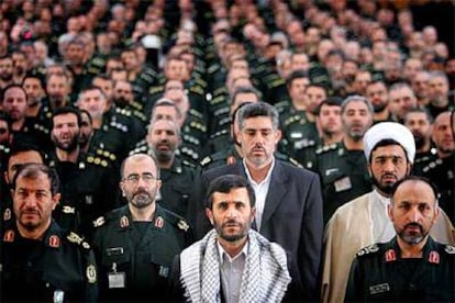 Mahmud Ahmadineyad (centro, en primer término), con los jefes de las fuerzas voluntarias, <i>basiyis, </i>ayer en Teherán.