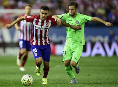 Correa trata de zafarse del jugador del Getafe &Aacute;lvaro Medr&aacute;n