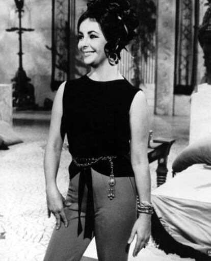 Anna Magnani, en Roma, con un broche de Bulgari, expuesto en la muestra rusa. Abajo, Elizabeth Taylor, en el set de rodaje de Cleopatra con su brazalete Serpenti de 1961.