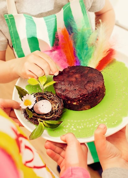 Ingredientes para 6-8 personas: 250 gramos de chocolate fondant para postres, 125 gramos de mantequilla , 125 gramos de azcar, 4 huevos, 50?gramos de harina de trigo para pastelera, una cucharadita rasa de levadura qumica, nueces, helado de vainilla o nata montada (opcional).  Si la del cuento de Hansel y?Gretel estaba tan buena, no nos extra?a que cayeran en la trampa de la bruja: esta jugosa masa de chocolate con trocitos de nueces es irresistible.  1. Precalentar el horno a 180 grados (con aire, si el horno lo permite). 2. En un cazo a fuego mnimo, fundir el chocolate y la mantequilla, a?adiendo el azcar una vez estn deshechos. Mezclar, apartar del fuego y dejar entibiar. 3. A?adir los huevos batidos, la harina tamizada y la levadura, sin parar de remover. A?adir las nueces picadas y verter en un molde ancho.  4. Llevar al horno y cocinar durante 20-25 minutos, dependiendo del tama?o del molde. Servir tibio o fro, acompa?ado si se desea de una bola de helado de vainilla o un par de cucharadas de nata montada.