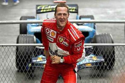 Schumacher, feliz tras su triunfo. Tras él, el Renault de Alonso.