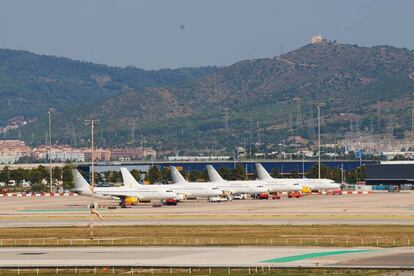 Vista de varios aviones de la compañía Vueling, en el aeropuerto de Barcelona-El Prat. 