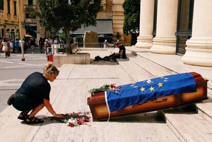 Manifestación en Malta donde se entierran simbólicamente los derechos humanos en la Unión Europa por su política sobre inmigración.