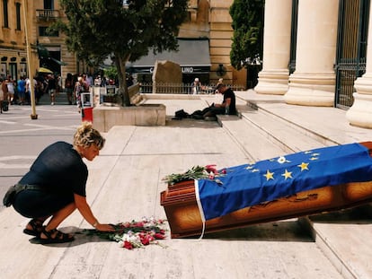 Manifestación en Malta donde se entierran simbólicamente los derechos humanos en la Unión Europa por su política sobre inmigración.