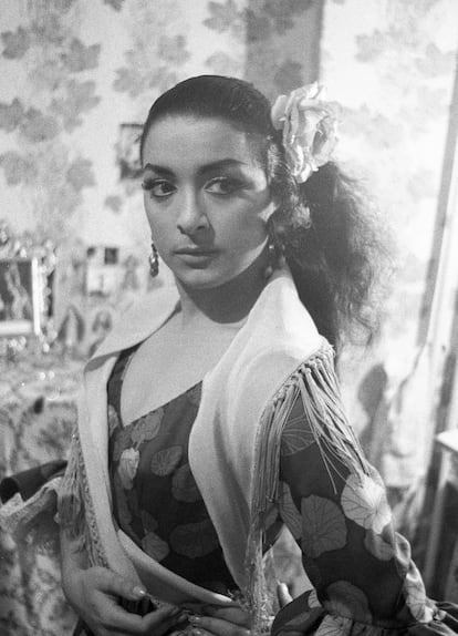 Su naturalidad y carisma han llevado a Lola Flores a convertirse en quizá el mayor icono pop español del siglo XX. Una estrella del flamenco y el séptimo arte con un legado artístico incuestionable y de carácter tan arrollador y complejo que todavía hoy sigue despertando la curiosidad del público y de las nuevas generaciones de artistas, que ven ella el mayor modelo de empowerment… o ‘poderío’ sobre las tablas.