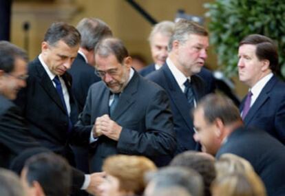 Javier Solana (centro) y el secretario general de la OTAN, George Robertson, en el funeral de Anna Lindh.