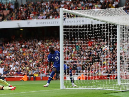 Lukaku marca el primer gol del partido ante el Arsenal este domingo en el Emirates.