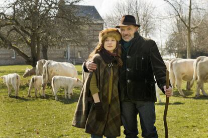 Isabelle Huppert y Jean-Pierre Darroussin, en 'Luces de París'.