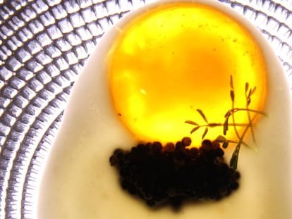 Creme de couve-flor ácido, caviar ecológico e gema de ovo curada: um dos pratos de Diego Gallegos.