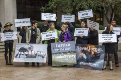 Varios manifestantes gritan eslóganes antes del inicio al  juicio civil contra la compañía British Petroleum (BP) por la mayor catástrofe ecológica en la historia de EEUU que derivó de la explosión de la plataforma petrolera Deepwater Horizon en el Golfo de México.