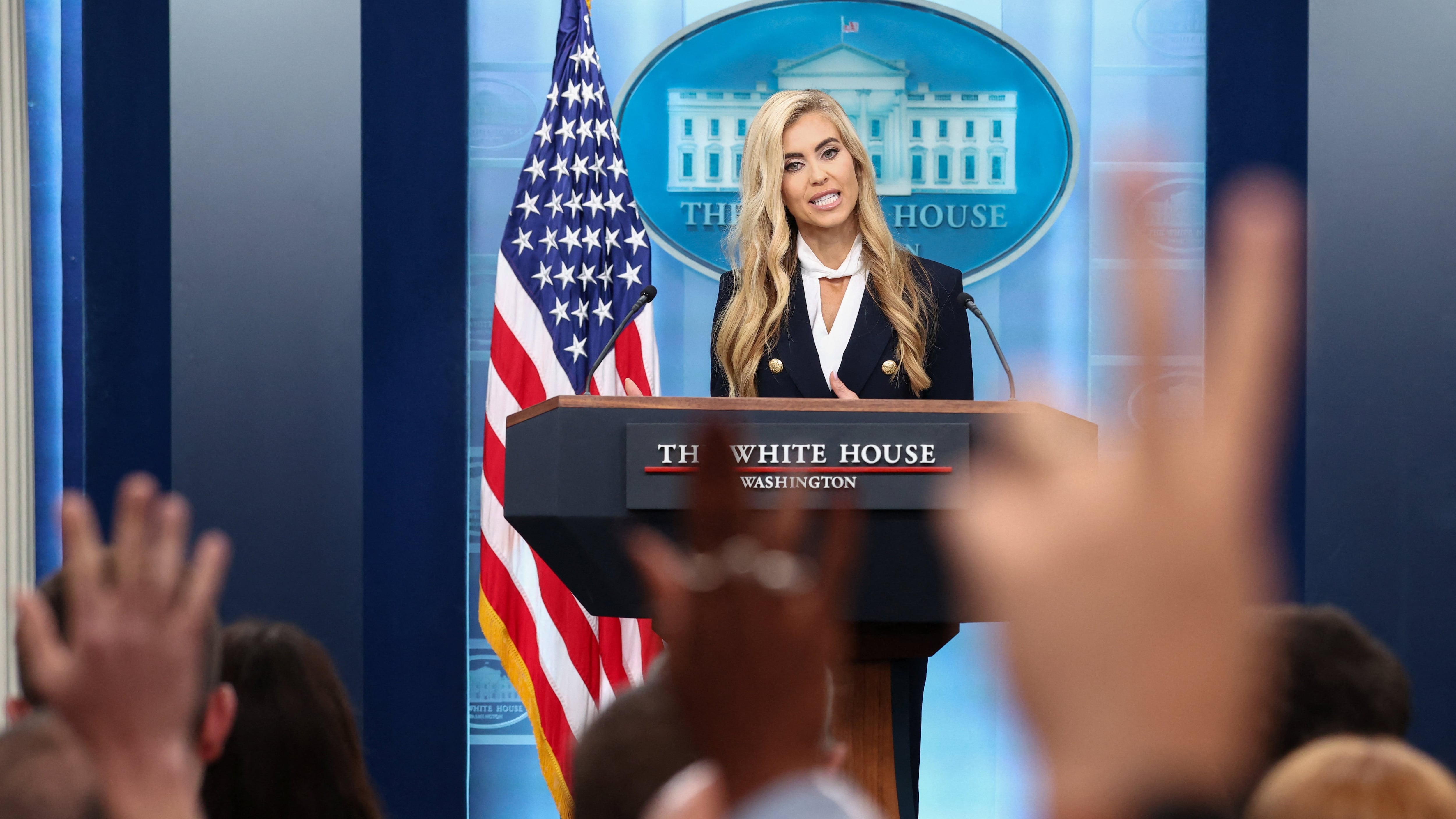 El despido de la portavoz de Trump desliza a la Casa Blanca hacia el caos a dos semanas de las ‘midterms’