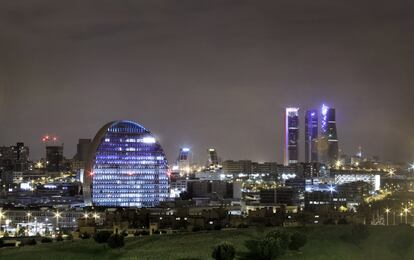 Vista del edificio de La Vela y las cuatro torres de la zona financiera del norte de la ciudad.