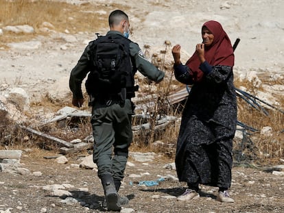 Una mujer palestina discute con un soldado israelí durante la demolición de una casa cerca de Hebrón, en Cisjordania, en septiembre de 2020.