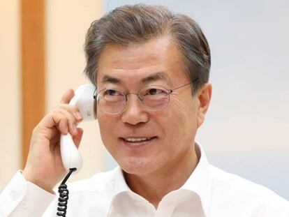 El presidente surcoreano, Moon Jae-in, durante su llamada con Trump.