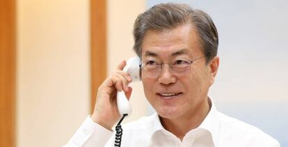 El presidente surcoreano, Moon Jae-in, durante su llamada con Trump.