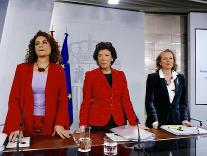 La ministra de Hacienda, María Jesús Monterom la ministra de Educación y portavoz del Gobierno, Isabel Celaá, y la ministra de Economía, Nadia Calviño.