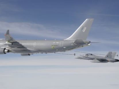 Un F-18 se separa de un Airbus MRTT tras repostar en vuelo.