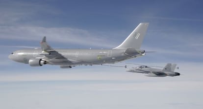 Un F-18 se separa de un Airbus MRTT tras repostar en vuelo.