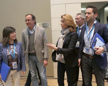 Quiroga (centro) con los tres presidentes provinciales, Borja Sémper (derecha), Antón Damborenea y Alfonso Alonso, y la secretaria general del PP vasco, Nerea Llanos, en el congreso del pasado día 8.