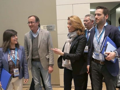 Quiroga (centro) con los tres presidentes provinciales, Borja Sémper (derecha), Antón Damborenea y Alfonso Alonso, y la secretaria general del PP vasco, Nerea Llanos, en el congreso del pasado día 8.