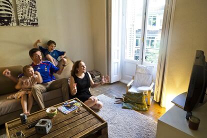 FRANCIA. François y Benénédicte celebran cada triunfo galo junto a sus hijos  Clément (8 años) y Céleste (6 años).