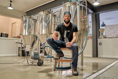 Joan Benejam en el obrador de la cerveza Rufa, en Figueres.