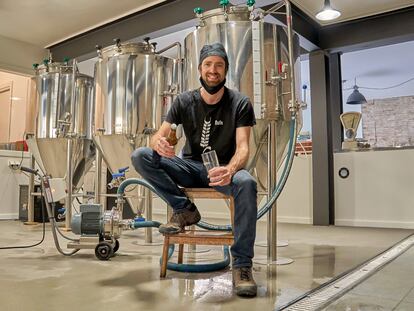 Joan Benejam en el obrador de la cerveza Rufa, en Figueres.