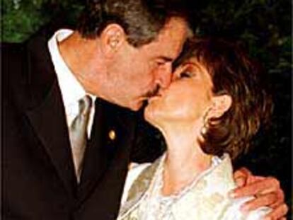 Vicente Fox y su portavoz, Martha Sahagún, contrajeron ayer matrimonio civil.