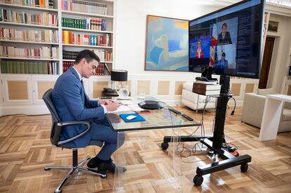 Pedro Sánchez, participa desde La Moncloa en la conferencia telemática que patrocinó la UE este martes para recaudar fondos para la vacuna contra el coronavirus.