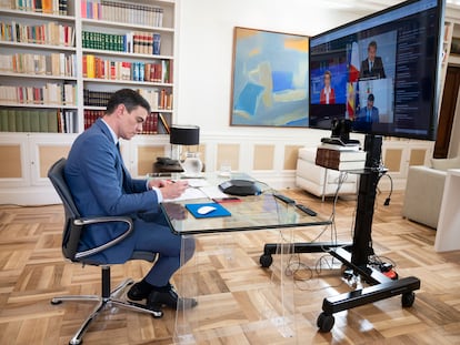 Pedro Sánchez, participa desde La Moncloa en la conferencia telemática que patrocinó la UE este martes para recaudar fondos para la vacuna contra el coronavirus.