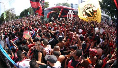 “AeroFla”: torcida lota os arredores do Santos Dumont.