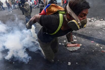 Un manifestante huye de la policía antidisturbios en una protesta contra la decisión del presidente ecuatoriano, Lenín Moreno, de recortar los subsidios al combustible, en Quito, el 9 de octubre de 2019.