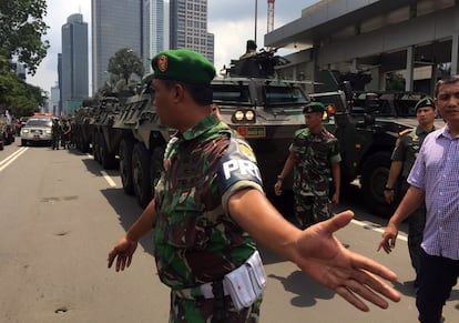 La policía impide el paso a la zona donde se ha producido el ataque en Yakarta (Indonesia).