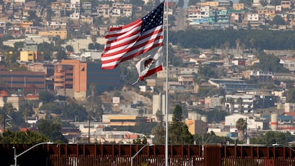 La bandera de Estados Unidos y del estado de California, junto al muro fronterizo en San Diego, en agosto de 2020.