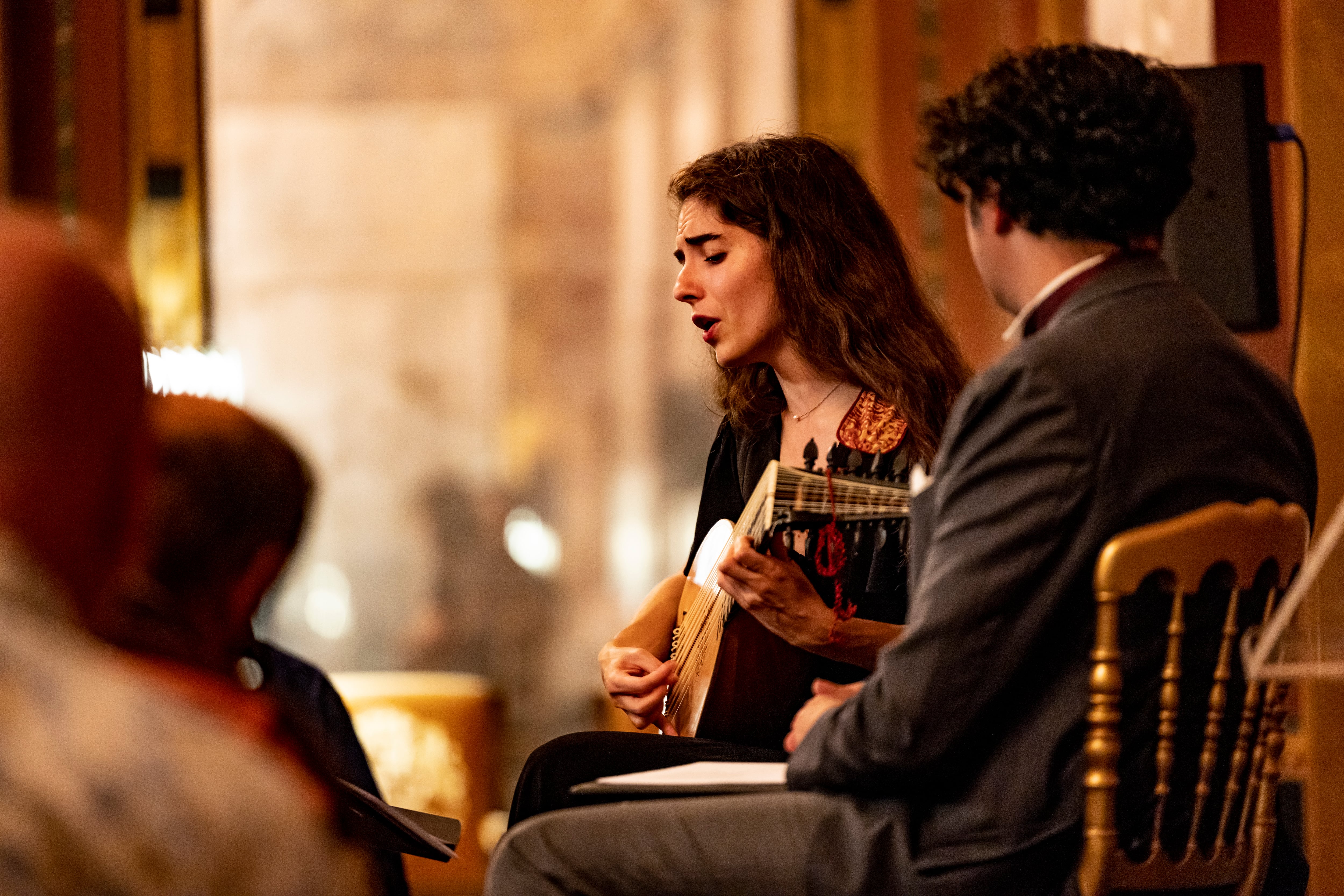 La cantante y laudista Emma-Lisa Roux durante la velada de música y poesía el sábado por la noche en la Paushuize.