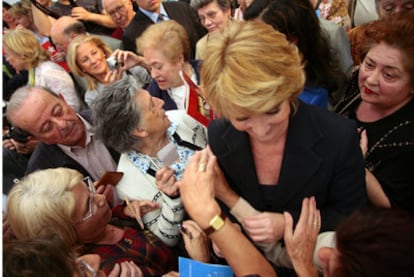 La presidenta Esperanza Aguirre, en la presentación de las propuestas del programa electoral destinado a mayores en la última campaña electoral, en mayo de 2007.