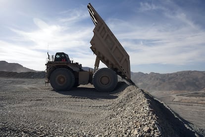 Un camión de volteo en la mina La Caridad en Sonora (México), en mayo de 2013.