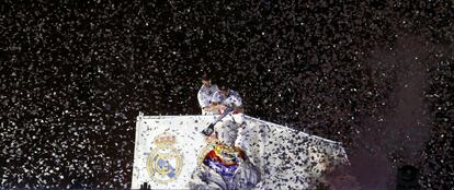 Iker Casillas engalana a la diosa Cibeles con la bandera del Real Madrid ante miles de aficionados.