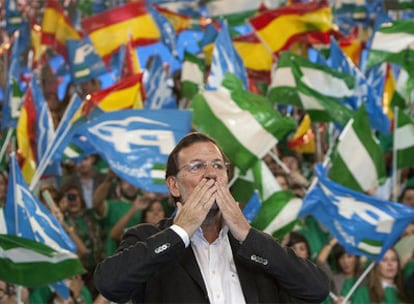 Mariano Rajoy saluda a sus seguidores en Dos Hermanas