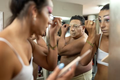 Varias personas se maaquillan antes del desfile del orgullo en la localidad de Zahara de la Sierra.
