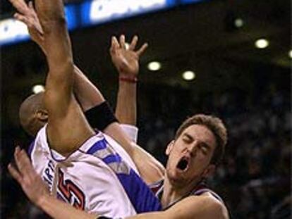Gasol intenta frenar a Vince Carter.