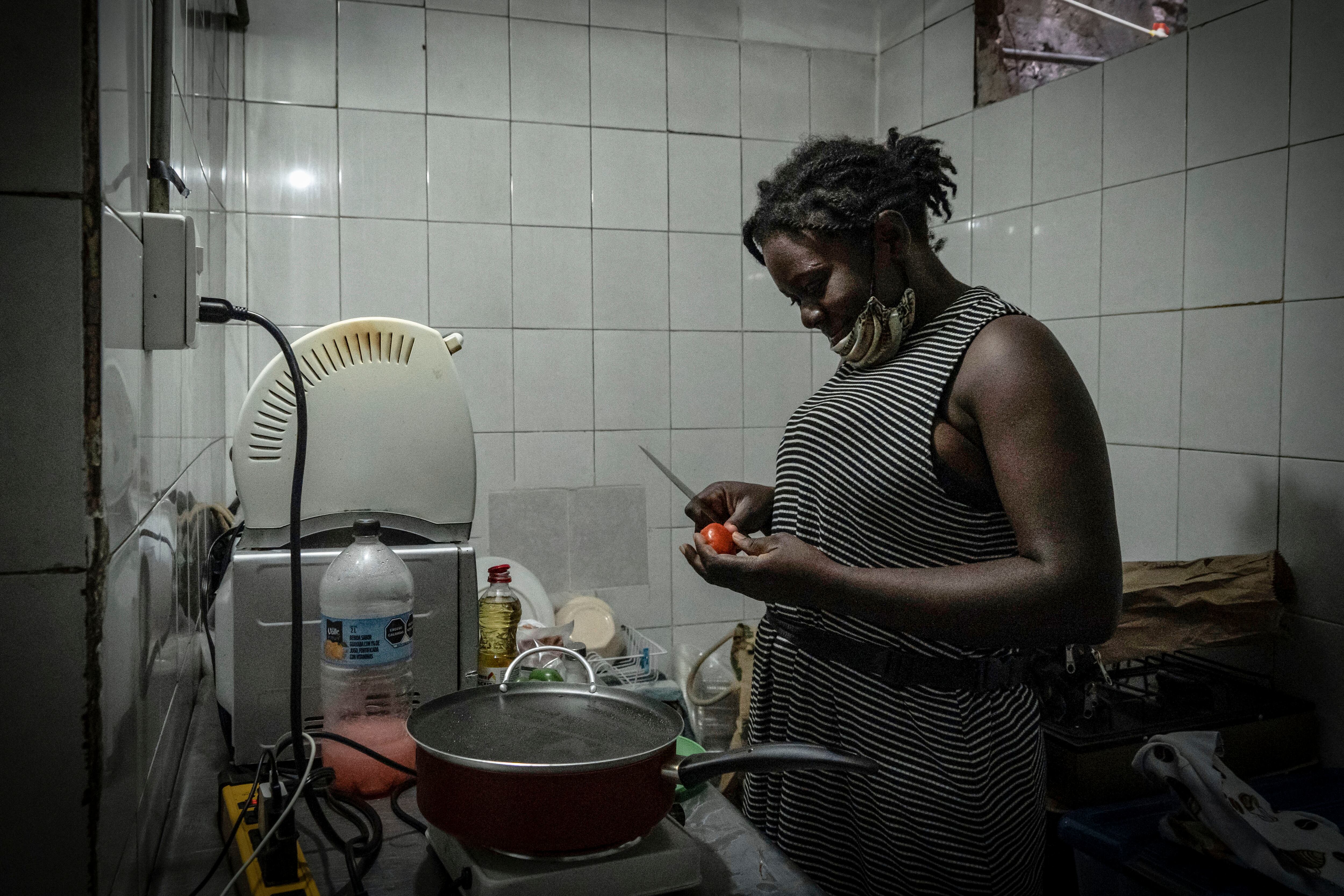 Marianne, migrante haitiana, cocina en la cafetería 