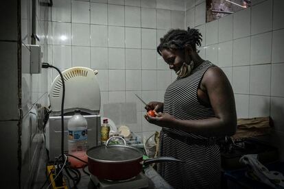 Marianne, migrante haitiana, cocina en la cafetería "La Resistencia", en el Centro Histórico de Ciudad de México, el pasado septiembre. 